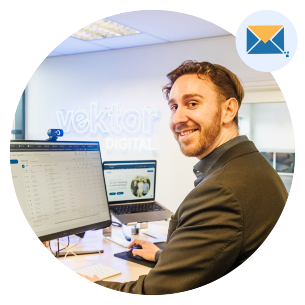 Konsulent arbejder med e-mail marketing